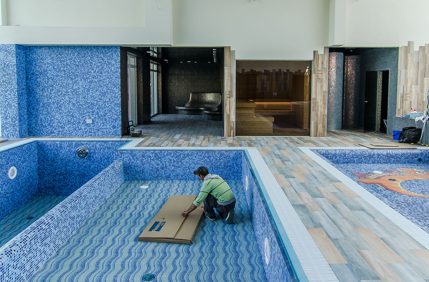 Trabajos de alicatado de una piscina