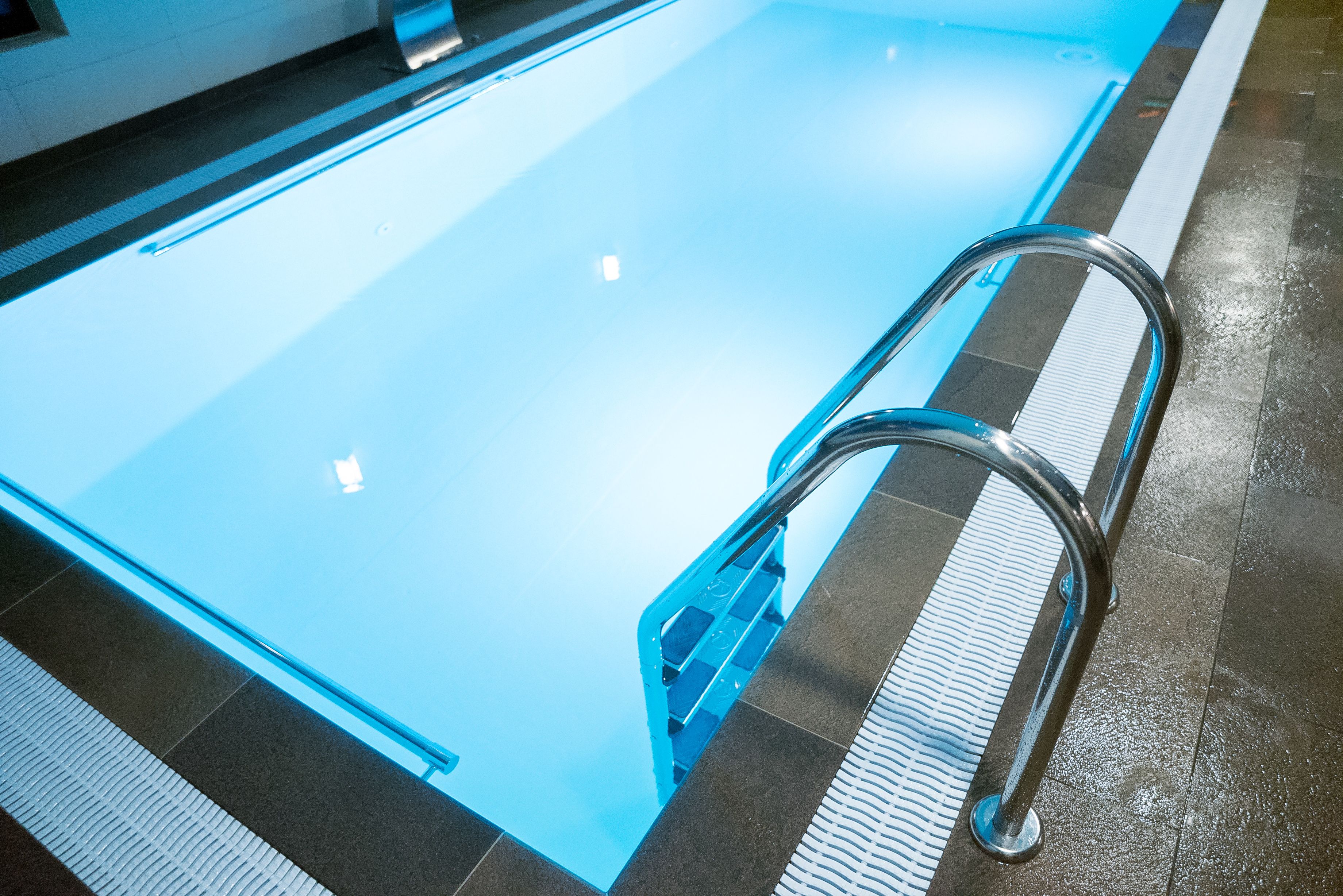 Escalera y acabado interior de una piscina
