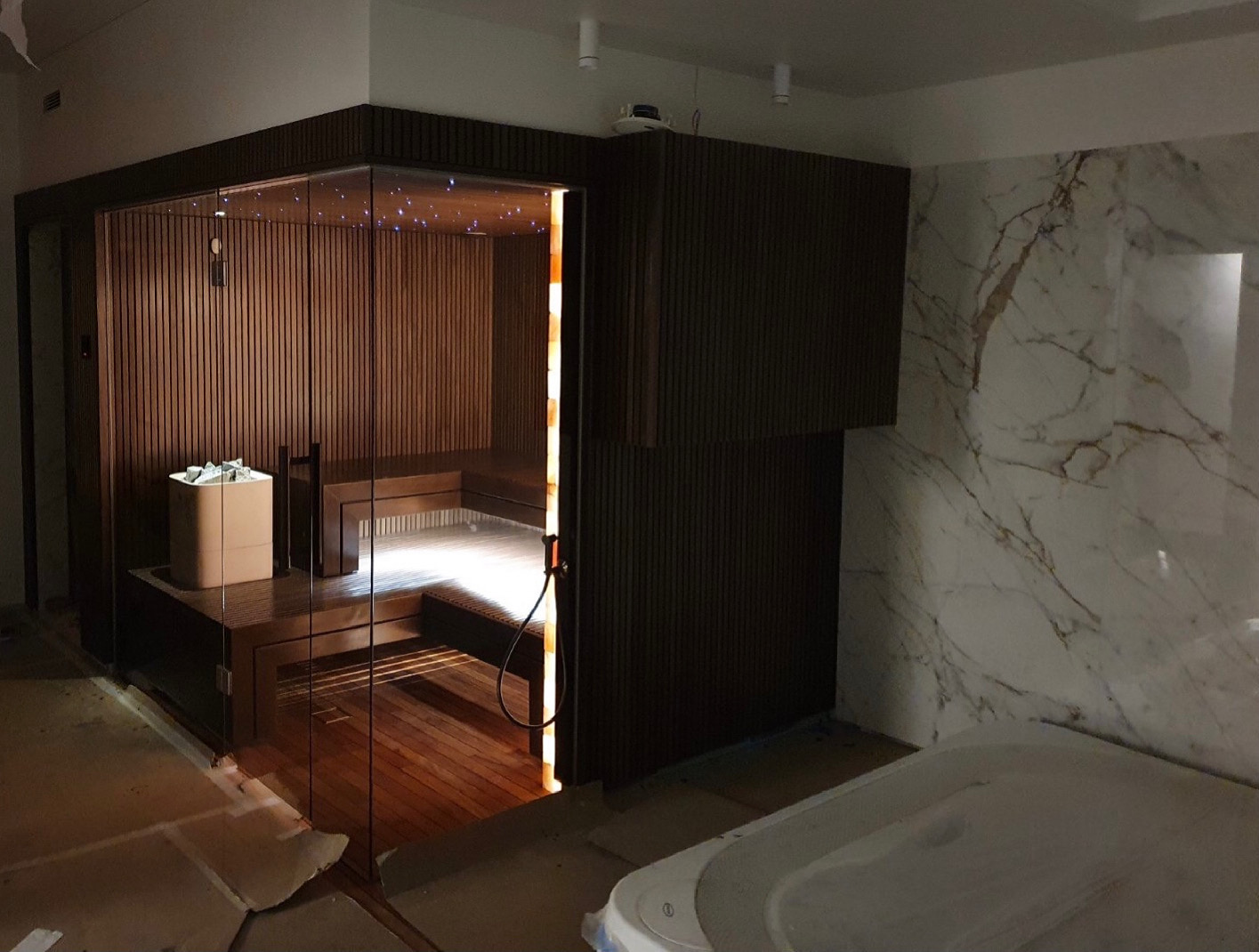 Interior moderno de una sauna oscura