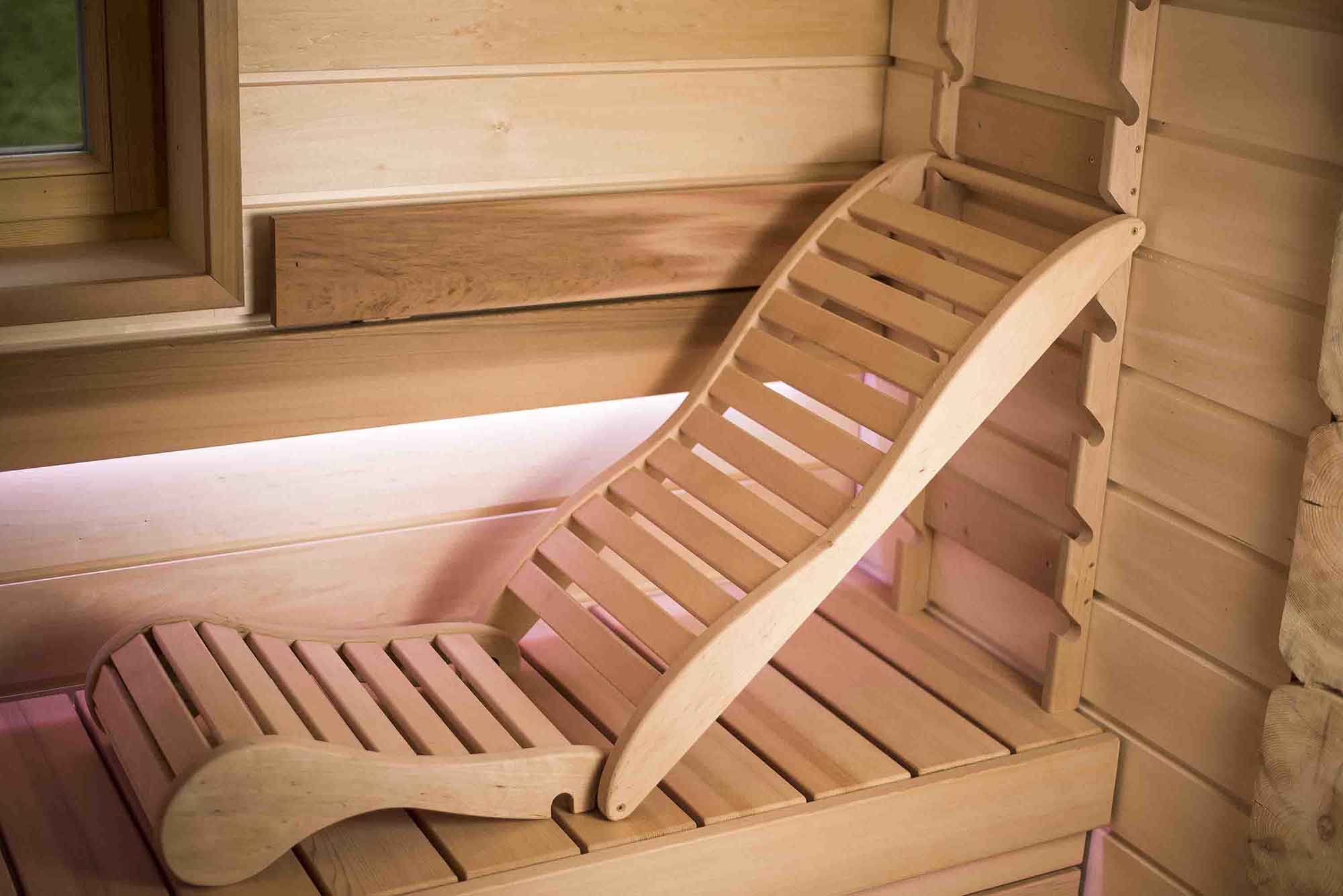 Interior de una sauna de madera clara