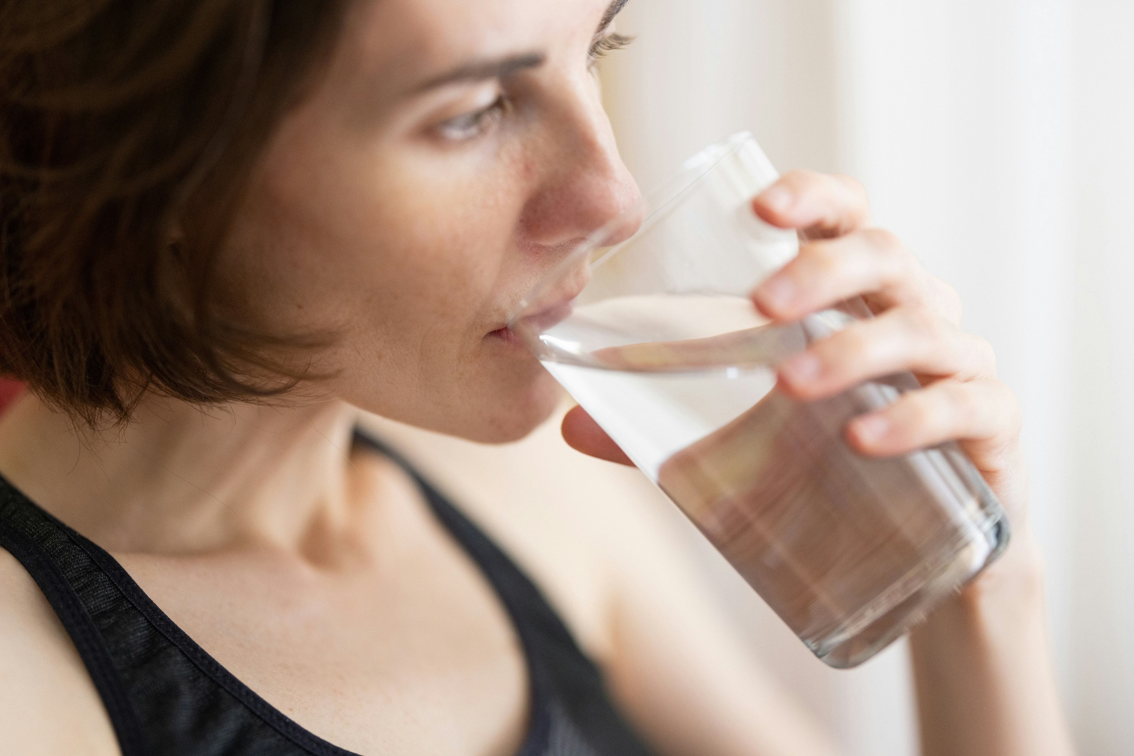 Niña bebiendo un vaso de agua