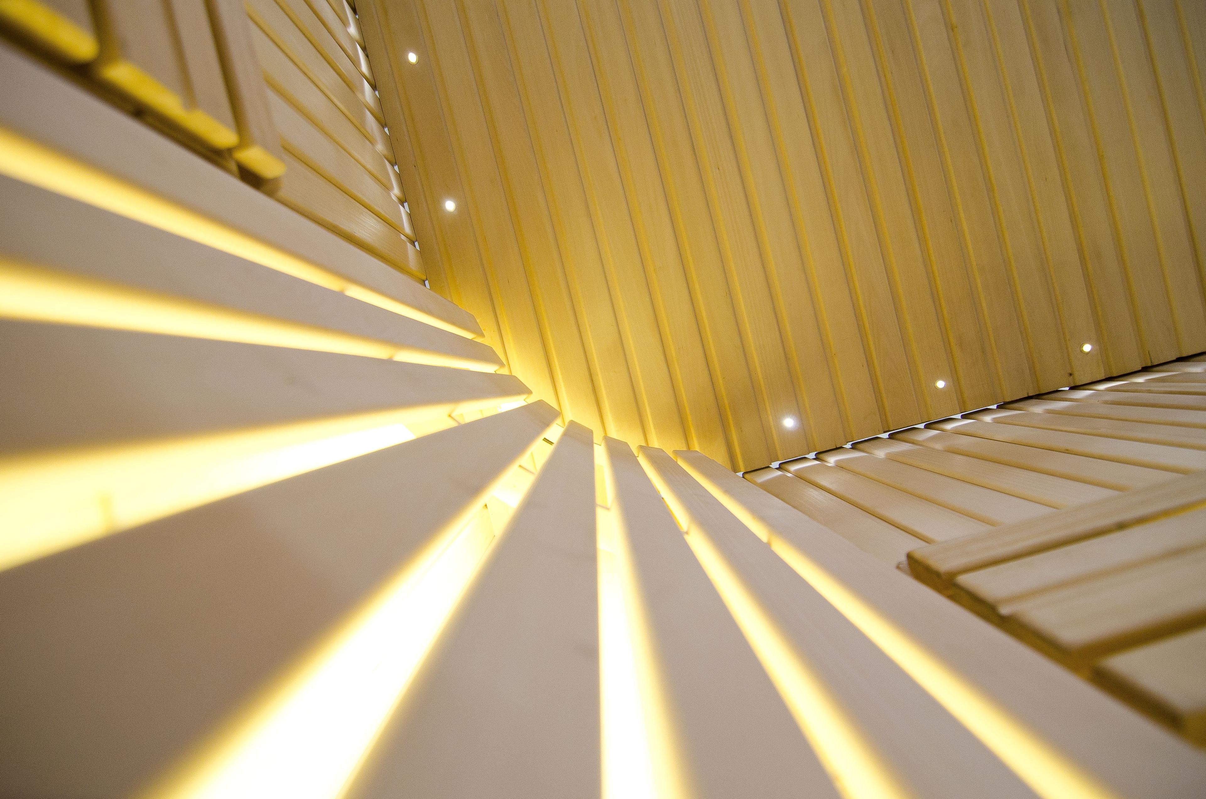 Sauna luminosa con iluminación LED ajustable.