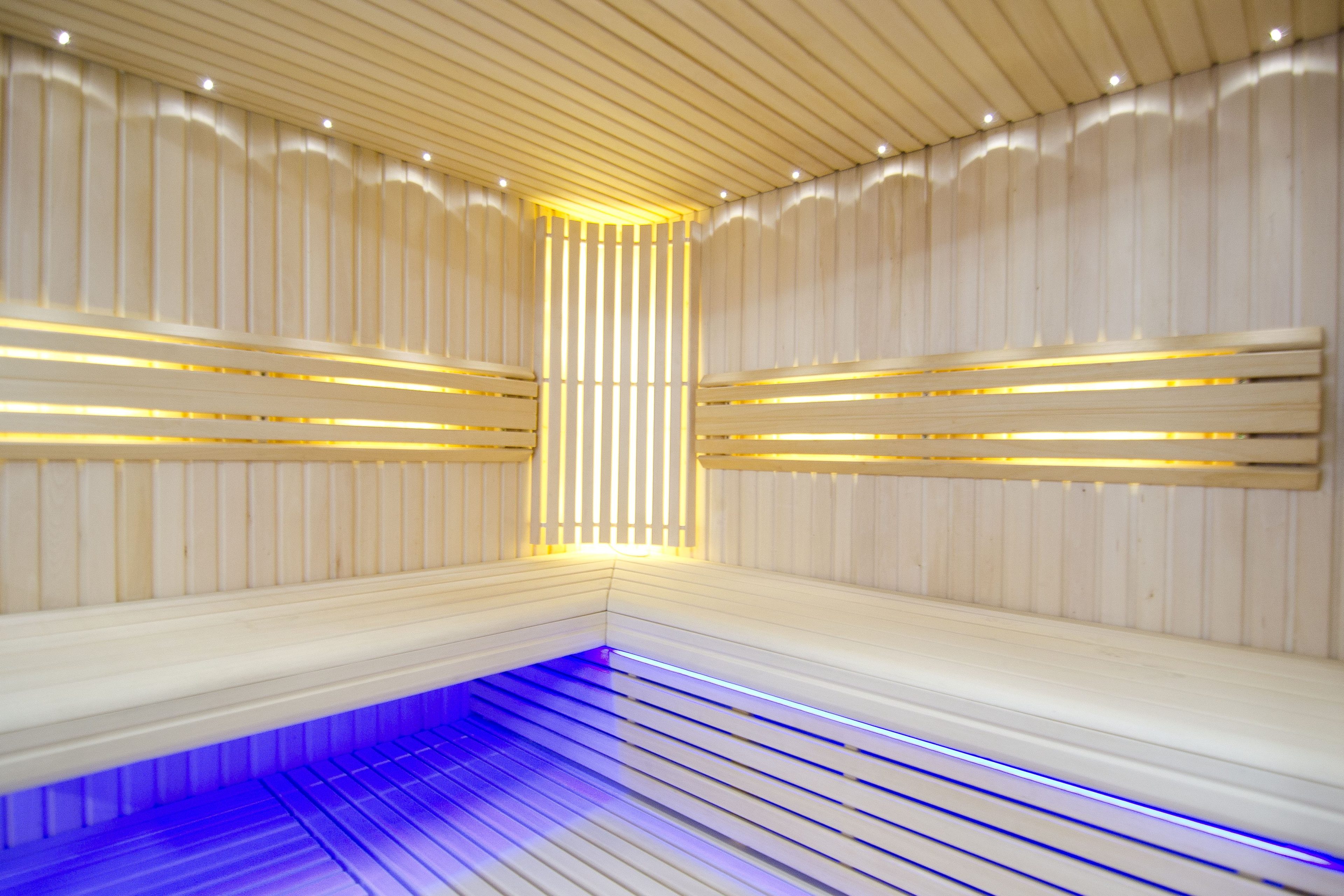 Sauna luminosa con iluminación LED ajustable.