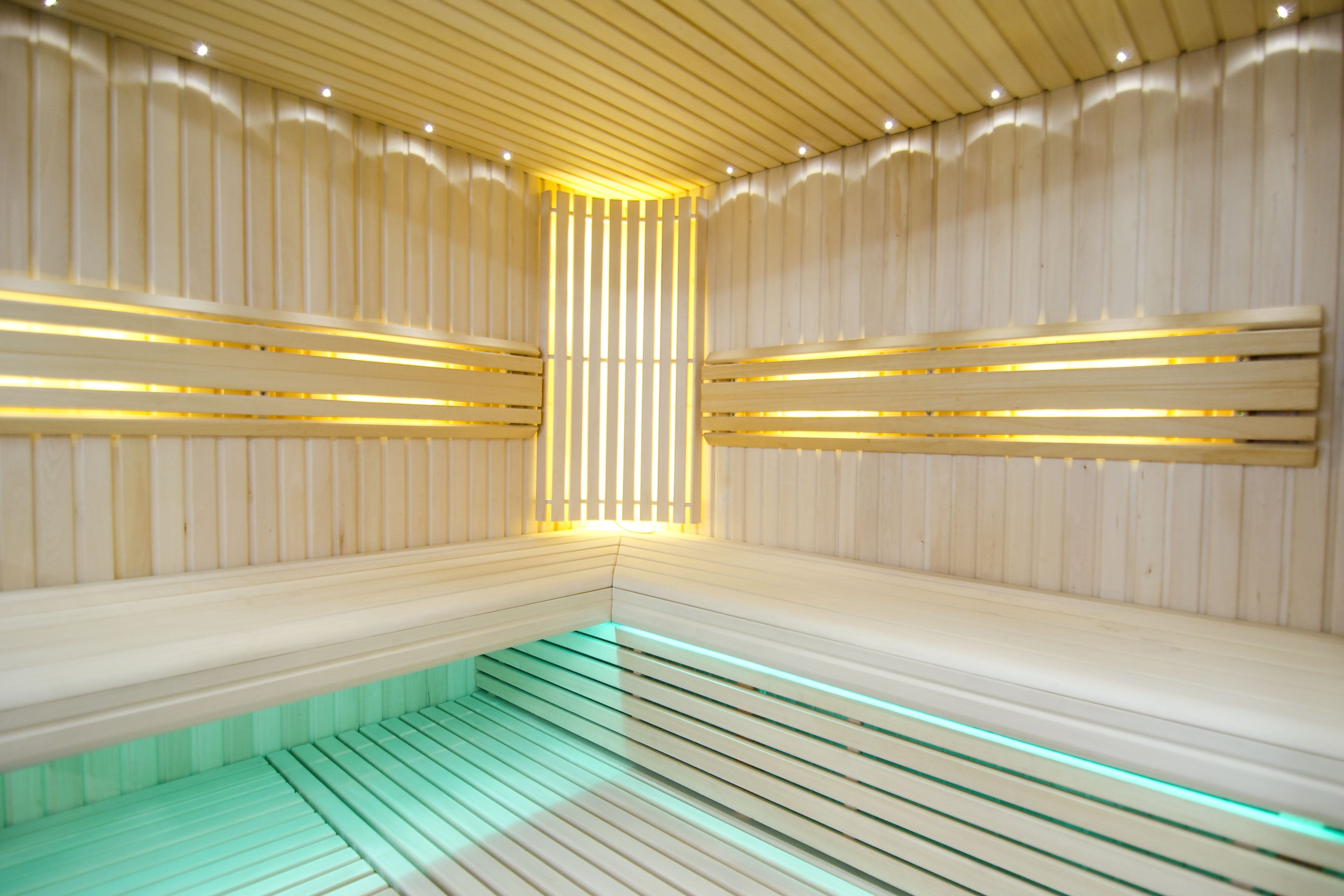 Sauna luminosa con iluminación LED ajustable.