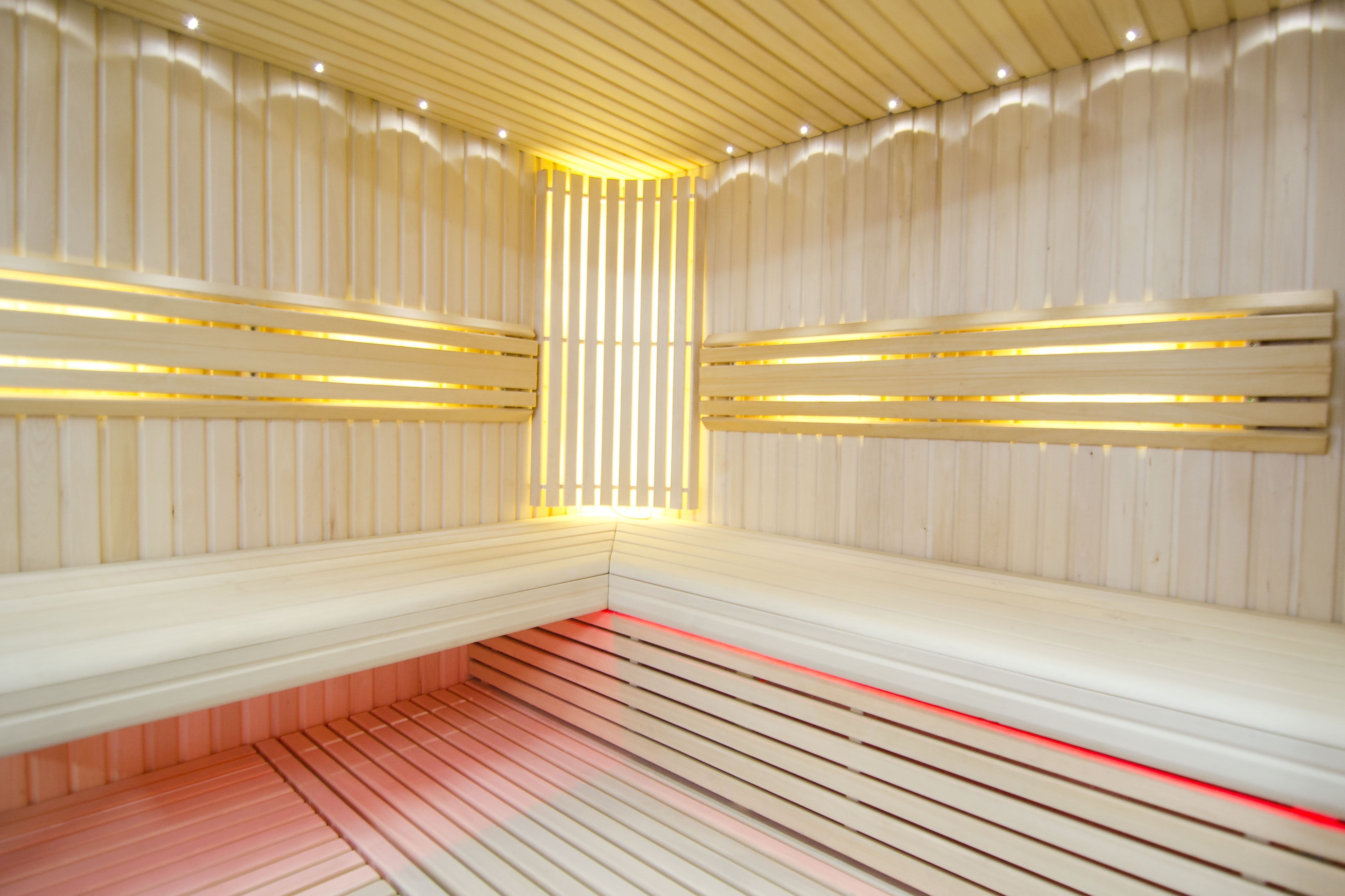 Sauna luminosa con iluminación LED ajustable.