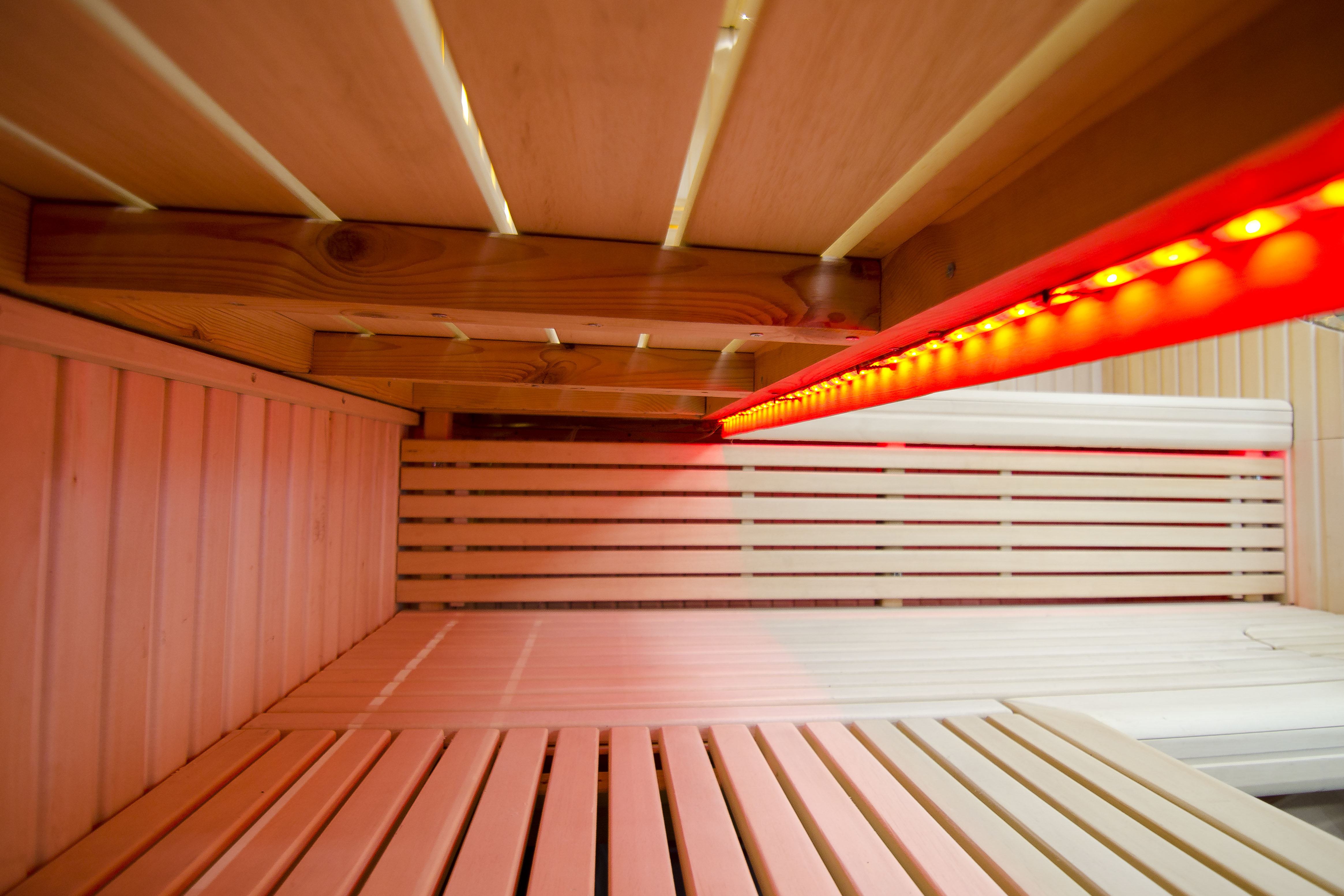 Sauna luminosa con iluminación LED ajustable.