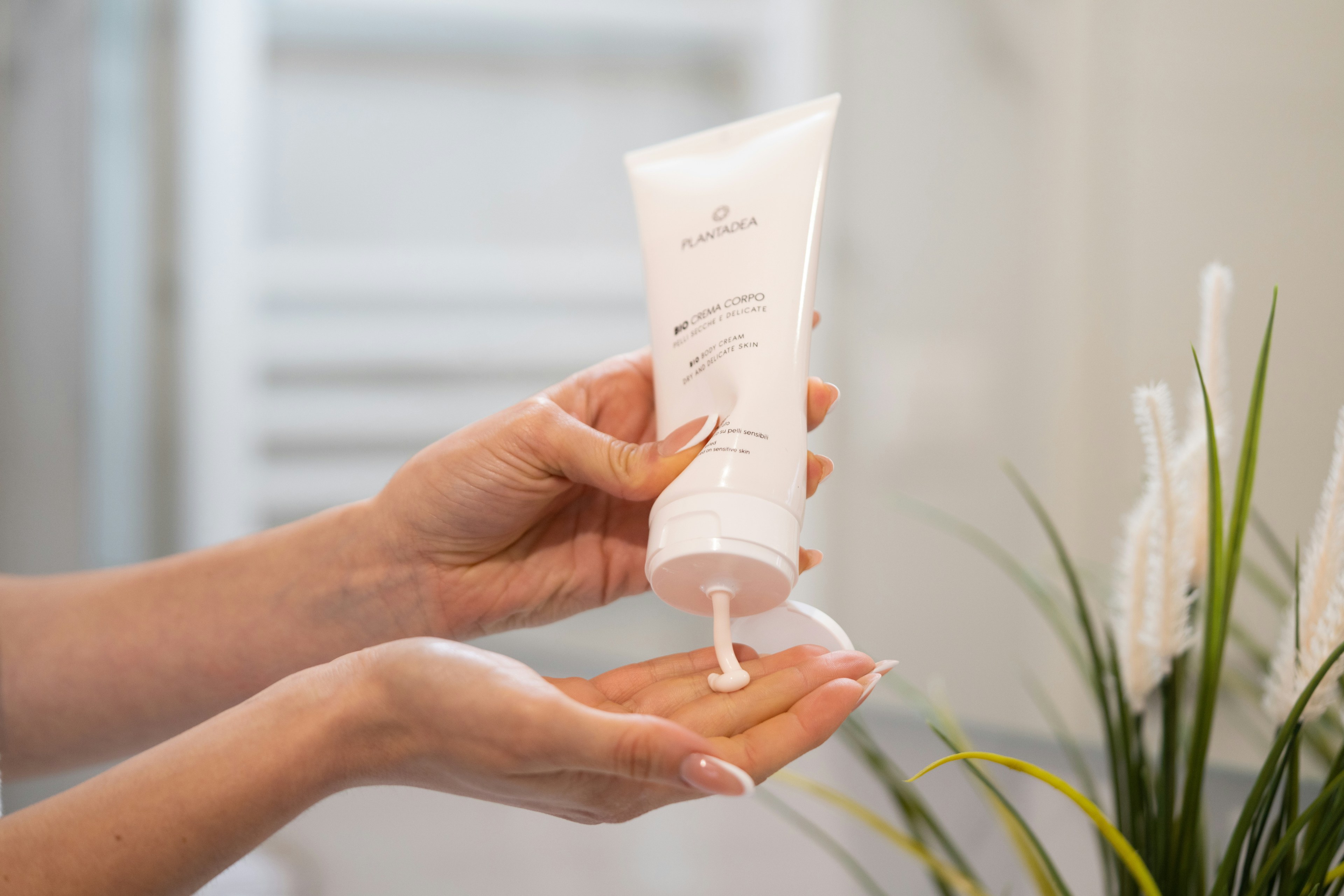 Crema corporal prensada en la palma de la mano, hidratante y cuidado de la piel después de una sauna o terapia de calor.
