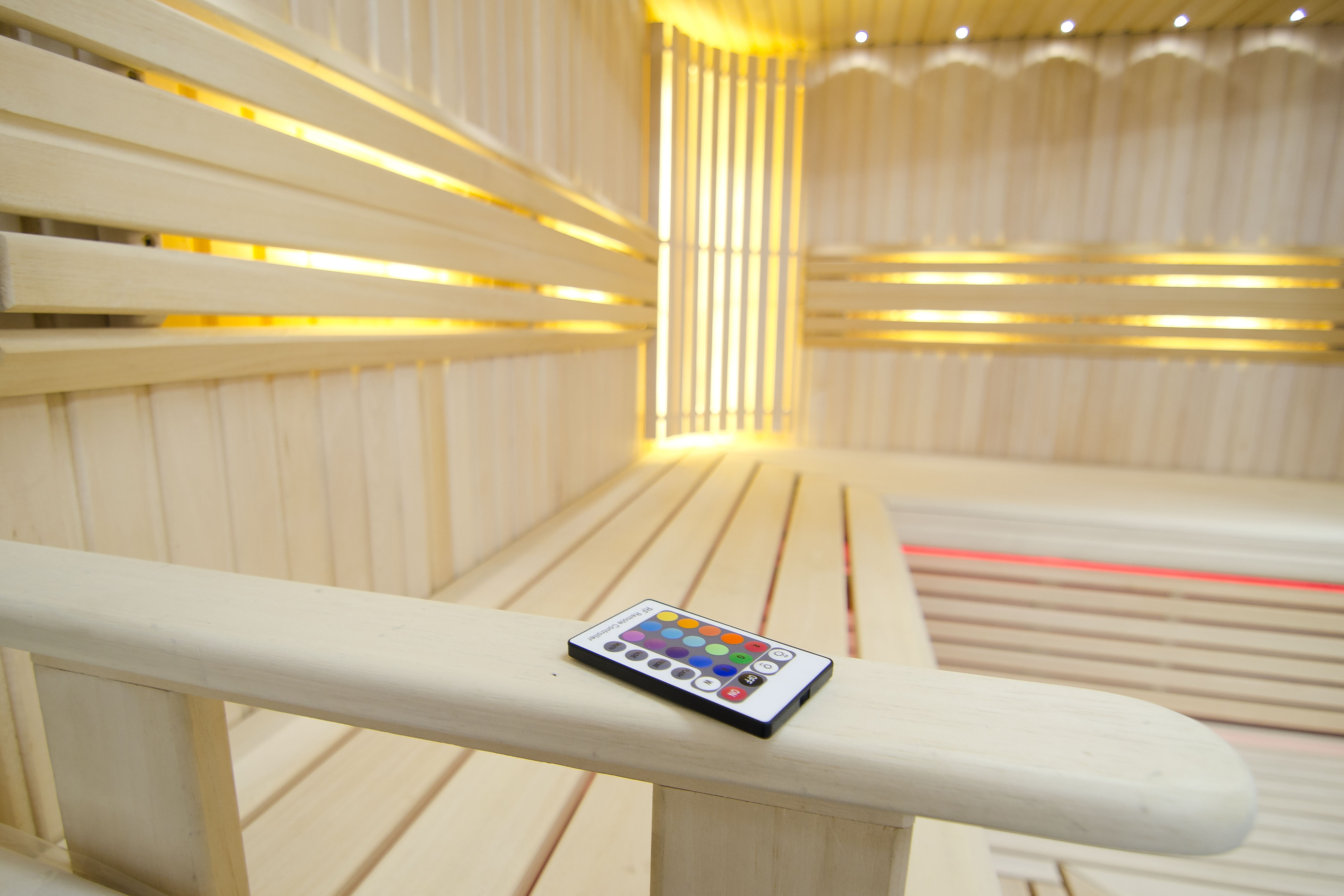 Sauna luminosa con iluminación LED ajustable.