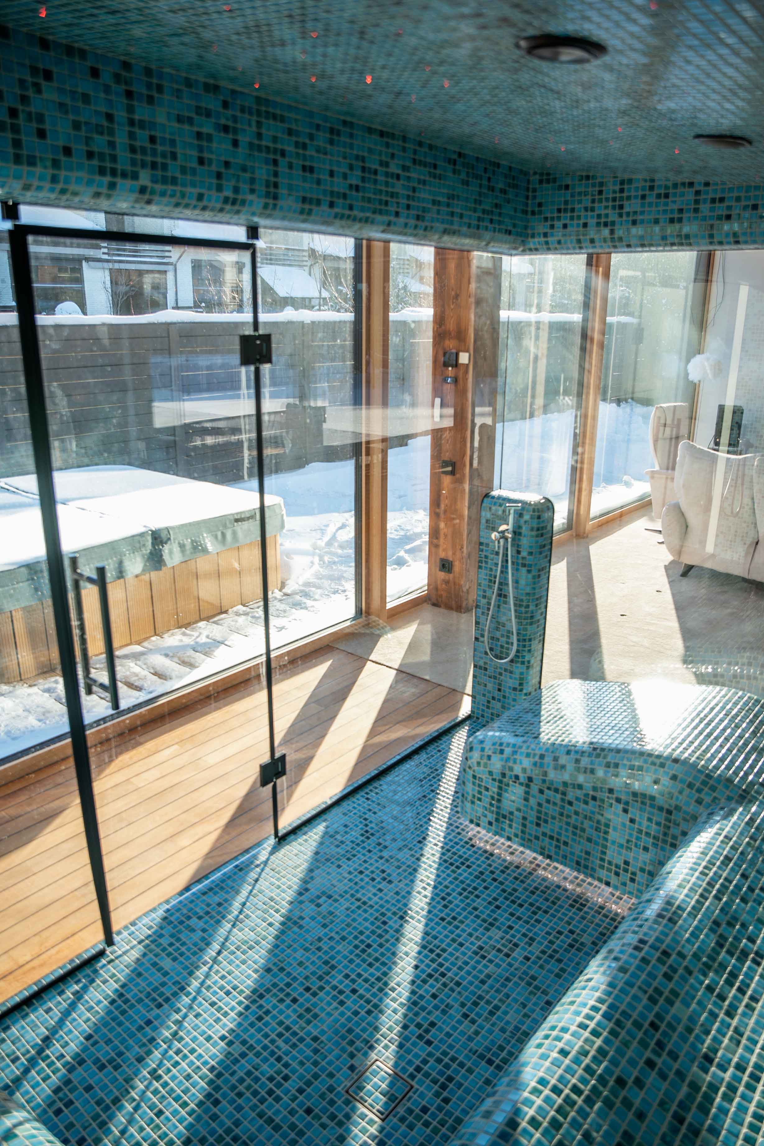Sala de vapor con cabina de cristal panorámica